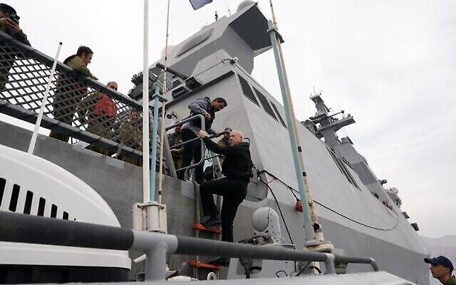 Le ministre de la Défense Yoav Gallant monte à bord de la corvette de classe Saar 6 INS Magen au port d'Eilat, le 20 décembre 2023. (Crédit : 
 Ariel Hermoni/Ministère de la Défense)