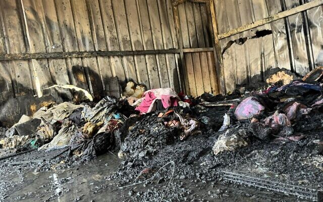Un bâtiment après un incendie qui a entraîné la mort d'un bébé dans un village non-reconnu du Neguev, le 27 décembre 2023. (Crédit : Sapeurs-pompiers)