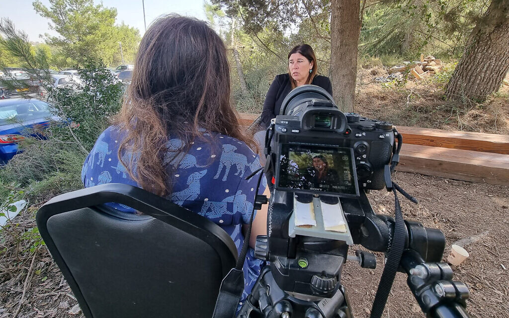 La réalisatrice Talia Finkel interroge Yifat Ben Shoshan, une résidente de Netiv HaAsara pour le projet d'histoire orale  'Edut 710'. (Crédit : Kobi Yonatan)