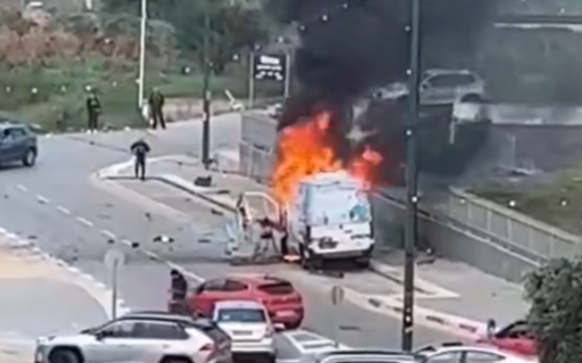 Un camion de livraison de Shufersal brûle suite à une tentative d'assassinat à Netanya, le 2 janvier 2023. (Crédit : Screen capture/X ; utilisé conformément à la clause 27a de la loi sur le droit d'auteur)