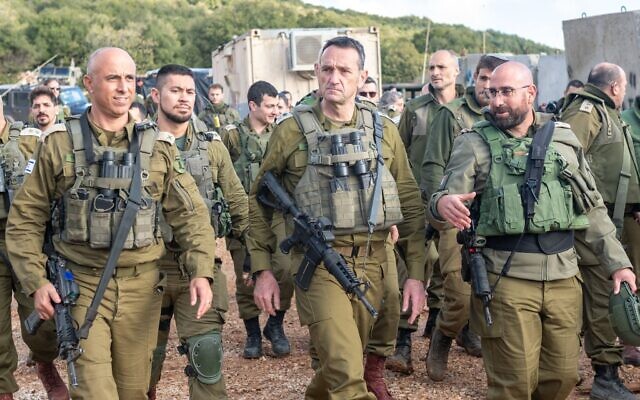 Le chef d'état-major de Tsahal, le lieutenant-général Herzi Halevi (au centre), visite la frontière nord d'Israël, le 3 janvier 2024. (Crédit : Armée israélienne)