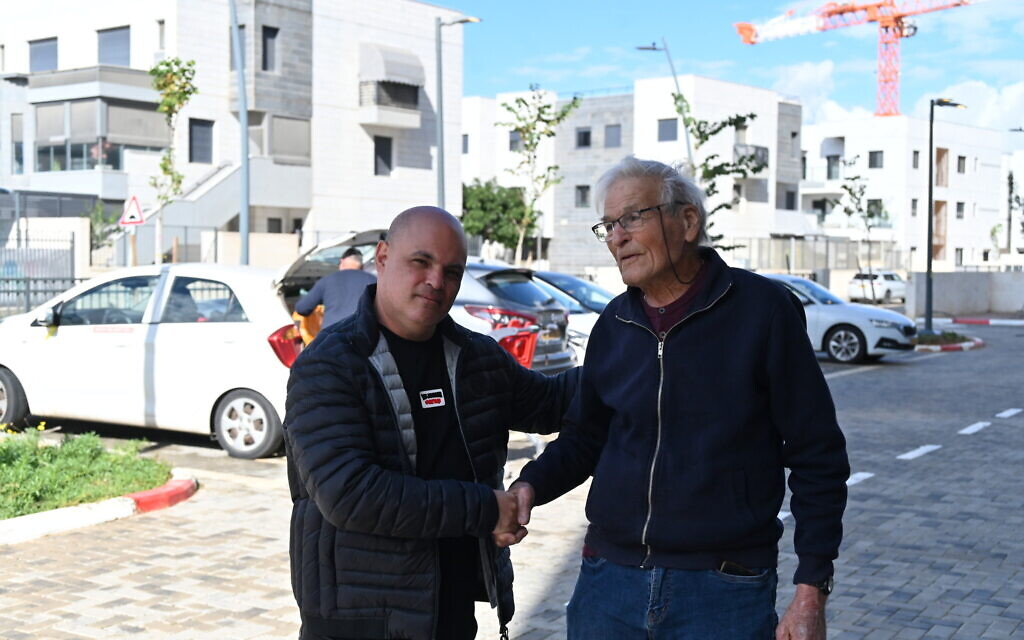 Ran Pauker, à droite, serre la main de Mordi Israel à Kiryat Gat le 3 janvier 2024. (Crédit : Canaan Lidor/Times of Israel)