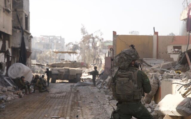 Les troupes de Tsahal vues en train d'opérer à l'intérieur de la bande de Gaza dans cette photo de handout diffusée pour publication le 4 janvier 2023. (Crédit : Tsahal)