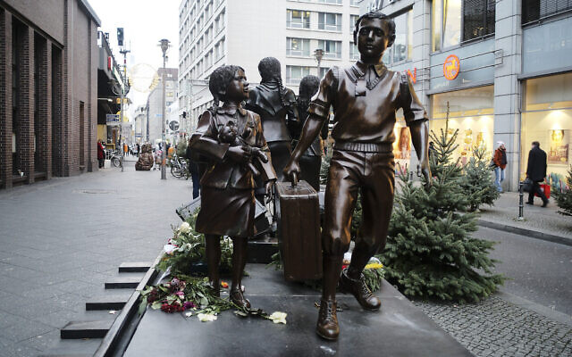 Des gens passent devant une statue à la mémoire des Kindertransport près de la gare de Friedrichstrasse dans le centre de Berlin, en Allemagne, le 17 décembre 2018. (Crédit : Markus Schreiber/AP)