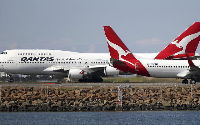 Deux avions de Qantas roulent sur la piste de l'aéroport de Sydney, en Australie, le 20 août 2015. Illustration (Crédit : Rick Rycroft/AP)