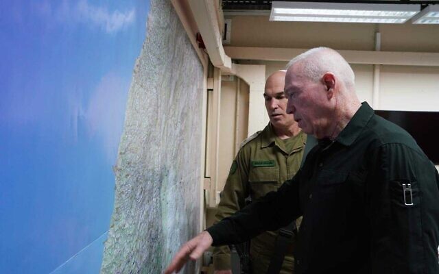 Le ministre de la Défense Yoav Gallant recevant une évaluation de la situation à la base du Commandement du Nord de l’armée israélienne, le 5 janvier 2024. (Crédit : Ariel Hermoni/Ministère de la Défense)