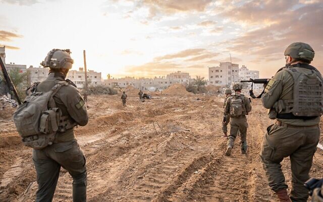 Des soldats de l'armée israélienne opérant dans la bande de Gaza, le 5 janvier 2024. (Crédit : TSAHAL)