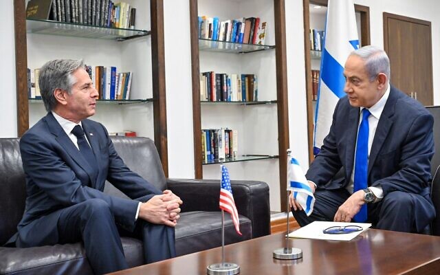 Le Premier ministre Benjamin Netanyahu, à droite, rencontrant le secrétaire d'État américain Antony Blinken au quartier général militaire de la Kirya, à Tel Aviv, le 9 janvier 2024. (Crédit : Kobi Gideon/GPO)