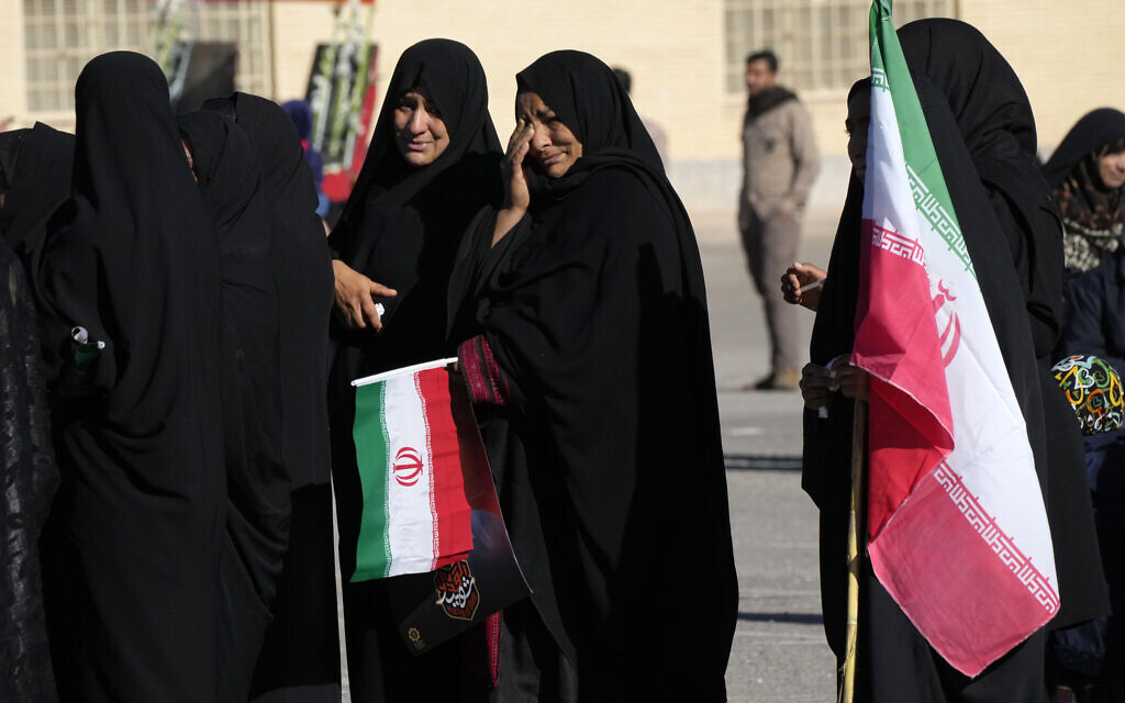 Des personnes assistent à la cérémonie funéraire des victimes de l'explosion d'une bombe mercredi dans la ville de Kerman, à environ 820 km au sud-est de la capitale Téhéran, en Iran, le vendredi 5 janvier 2024. (Crédit : Vahid Salemi/AP)