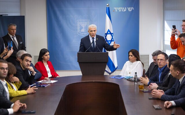 Le chef de l'opposition et président du parti Yesh Atid MK Yair Lapid dirige une réunion de faction à la Knesset le 8 janvier 2024. (Crédit : Yonatan Sindel/Flash90)