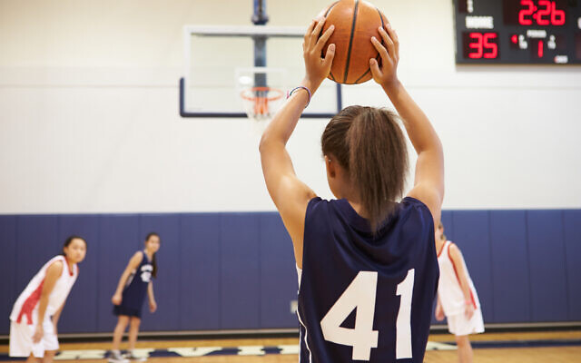 Joueuse de basket-ball d'un lycée tirant un lancer franc. Illustration (Crédit : monkeybusinessimages/ iStock)