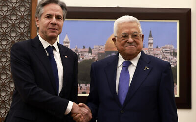 Le secrétaire d'État américain, Antony Blinken, à gauche, rencontrant le président de l'Autorité palestinienne Mahmoud Abbas, à droite, à Ramallah, en Cisjordanie, le 10 janvier 2024. (Crédit : Jaafar Ashtiyeh/AP)