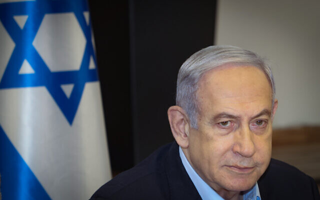 Le Premier ministre Benjamin Netanyahu dirige une réunion hebdomadaire du cabinet à la base de Hakirya à Tel Aviv, le 7 janvier 2024. (Crédit : Yariv Katz/Flash90)