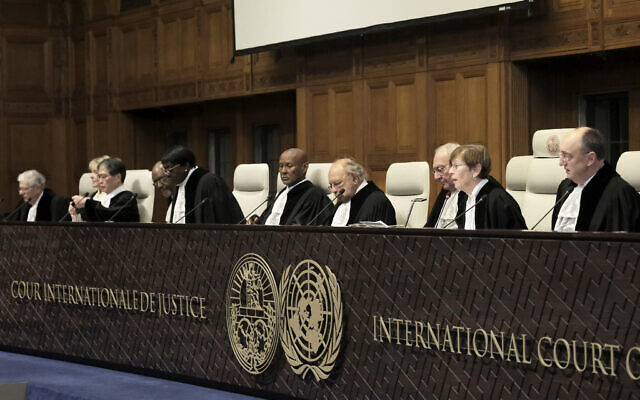 Les juges président l'ouverture des audiences à la Cour internationale de justice à La Haye, Pays-Bas, le 11 janvier 2024. (Crédit : AP Photo/Patrick Post)
