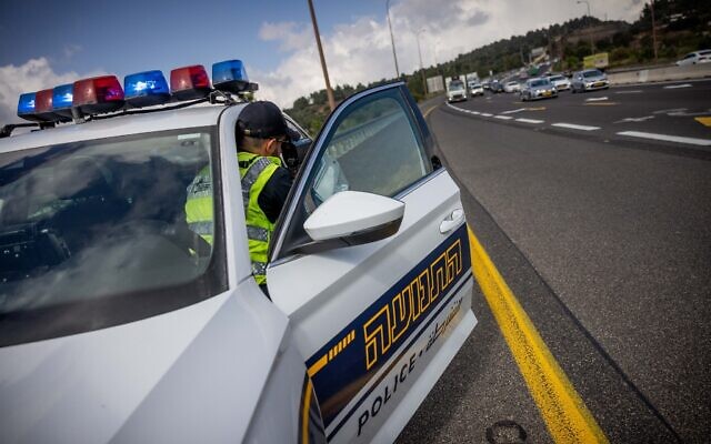 Illustration : Un agent de la police de la circulation mesure la vitesse des véhicules à l'aide d'un pistolet laser de la police sur la Route 1 près d'Ein Hemed, le 10 juillet 2023. (Crédit : Chaim Goldberg/Flash90)
