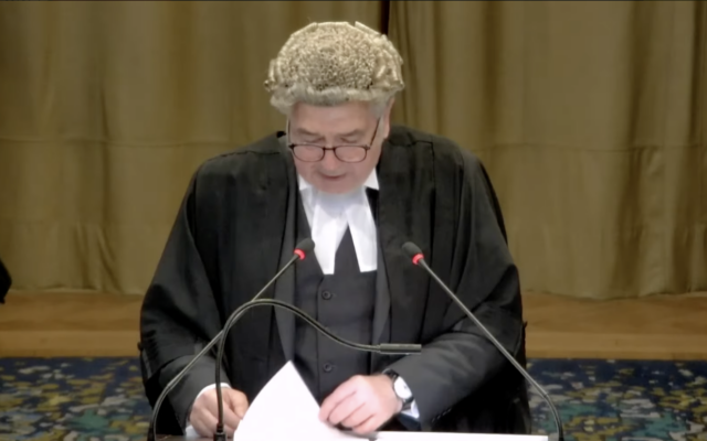 Christopher Staker prend la défense d'Israël lors de la deuxième journée d'audience à la Cour internationale de Justice, le 12 janvier 2024. (Crédit : Capture d'écran/Youtube)