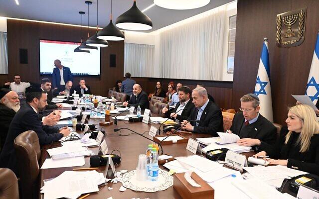 Les membres du cabinet du Premier ministre Benjamin Netanyahu lors d'une réunion pour approuver le budget 2024 amendé, le 15 janvier 2024. (Crédit : Haim Zach, GPO)