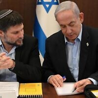 Le premier ministre Benjamin Netanyahu et le ministre des Finances Bezalel Smotrich lors d'une réunion du cabinet convoquée pour approuver le budget modifié de l'État pour 2024, le 15 janvier 2024. (Crédit : Haim Zach, GPO)