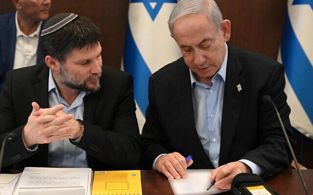Le premier ministre Benjamin Netanyahu et le ministre des Finances Bezalel Smotrich lors d'une réunion du cabinet convoquée pour approuver le budget modifié de l'État pour 2024, le 15 janvier 2024. (Crédit : Haim Zach / GPO)