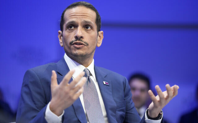 Mohammed Ben Abdulrahman al-Thani, Premier ministre et ministre des Affaires étrangères de l'État du Qatar, assistant à la réunion annuelle du Forum économique mondial, à Davos, en Suisse, le 16 janvier 2024. (Crédit : Markus Schreiber/AP)