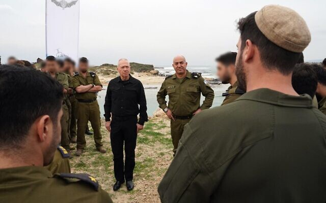 Le ministre de la Défense Yoav Gallant s'adresse aux troupes de l'unité Shayetet 13 de la marine à la base de l'unité à Atlit, le 17 janvier 2024. (Crédit : Ariel Hermoni/Ministère de la Défense)