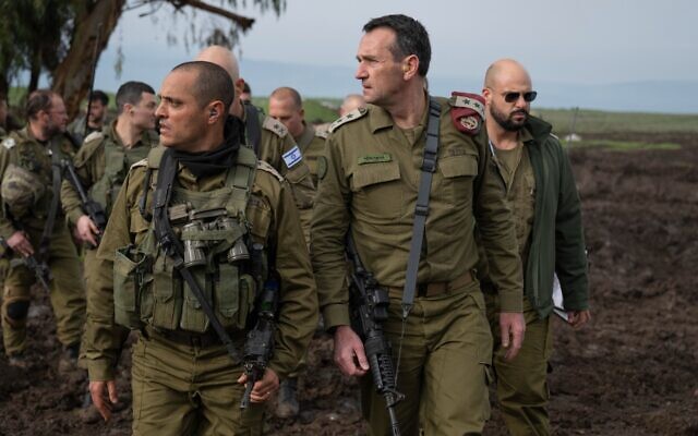 Le chef d'état-major de Tsahal, le lieutenant-général Herzi Halevi (au centre), rencontre des troupes lors d'un exercice dans le nord d'Israël, le 17 janvier 2024. (Crédit : Armée israélienne)