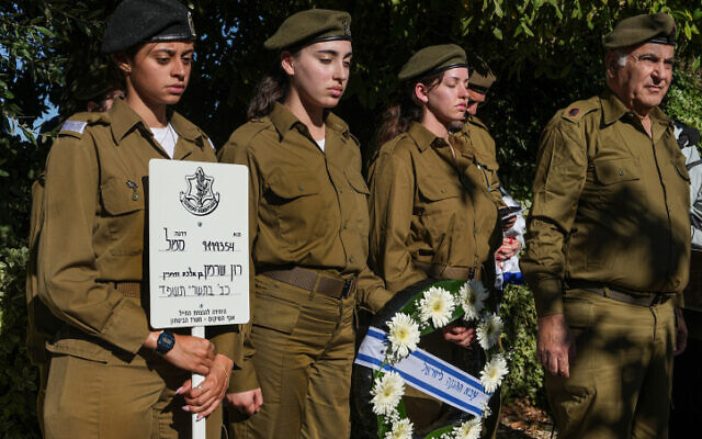 Famille et amis pleurent aux funérailles de Ron Sherman soldat de Tsahal qui a été enlevé par des terroristes du Hamas le 7 octobre et dont le corps a été récupéré lors d'une opération militaire dans la bande de Gaza, au cimetière de Lehavim, le 15 décembre 2023. (Crédit : Flash90)