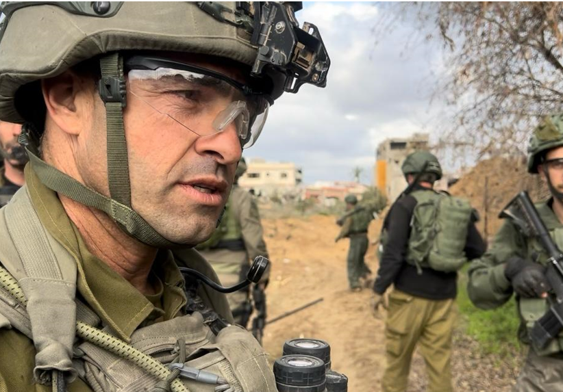 Le commandant de la 646e brigade de Tsahal, le colonel Elad Shushan, parle au Times of Israel dans le centre de la bande de Gaza, le 14 janvier 2024. (Crédit : Lazar Berman/The Times of Israel)