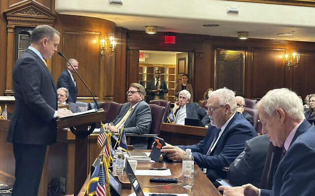 Chris Jeter, représentant de l'État de l'Indiana, demande aux législateurs de soutenir le projet de loi 1002, qui définit l'antisémitisme et interdit son enseignement dans les écoles de l'Indiana, le 18 janvier 2024. (Crédit : Isabella Volmert/AP)