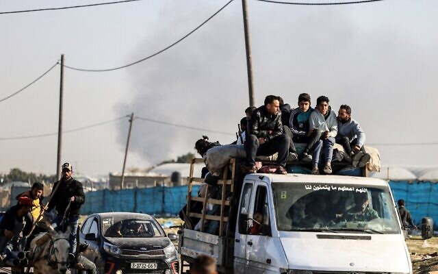 Des familles palestiniennes fuyant Khan Younès sur la route côtière menant à Rafah, au milieu des batailles en cours entre Israël et le groupe terroriste palestinien du Hamas, le 22 janvier 2024. (Crédit : AFP)