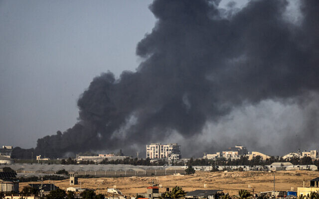 Illustration : Une photo prise à Rafah montre de la fumée s'élevant au-dessus de Khan Younès, dans le sud de la bande de Gaza, lors de frappes aériennes israéliennes, le 22 janvier 2024. (Crédit : AFP)