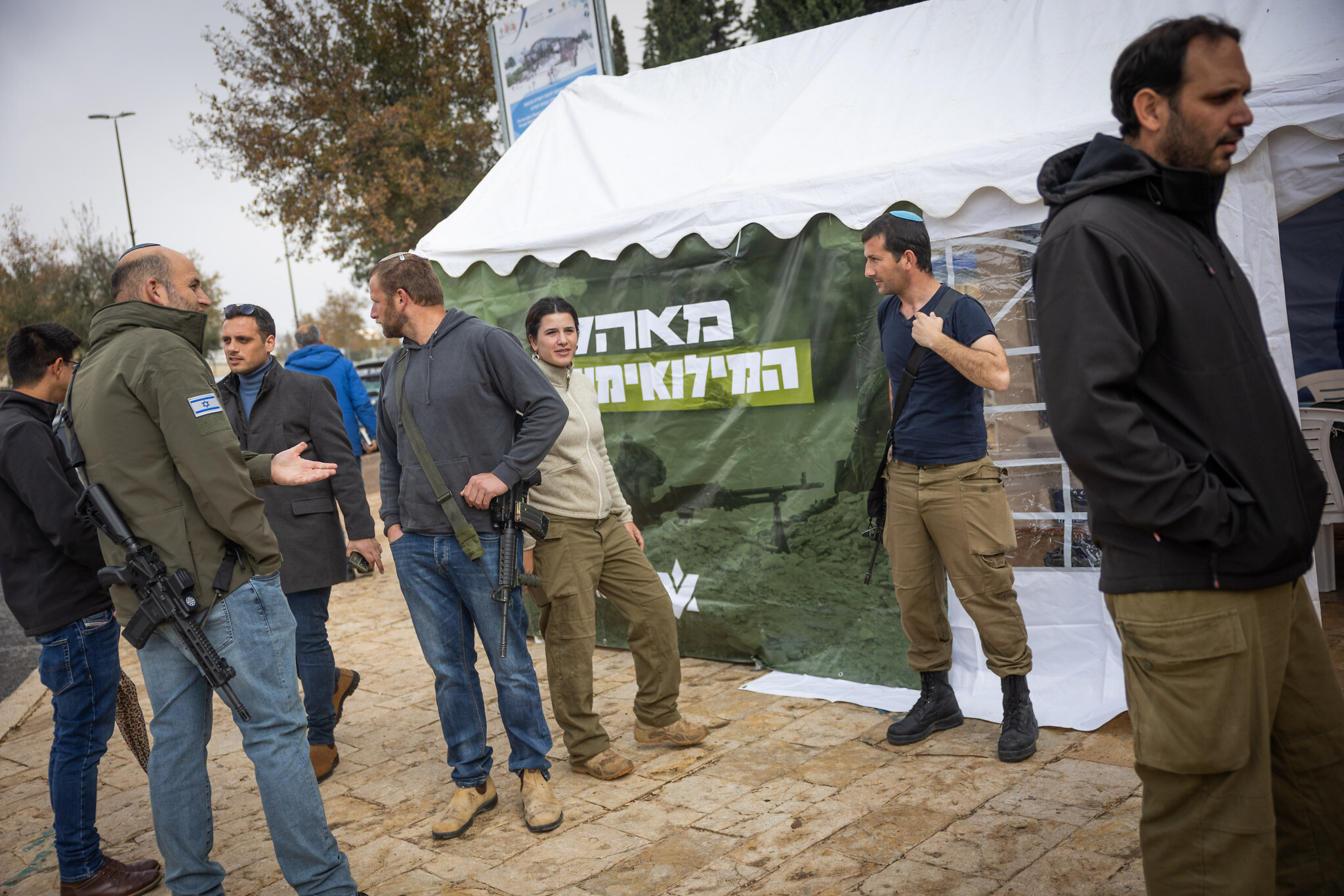Des soldats de réserve devant une tente de protestation qu'ils ont installée pour exiger la poursuite des combats dans la bande de Gaza, devant le bureau du Premier ministre à Jérusalem, le 2 janvier 2023. (Crédit : Yonatan Sindel/Flash90)