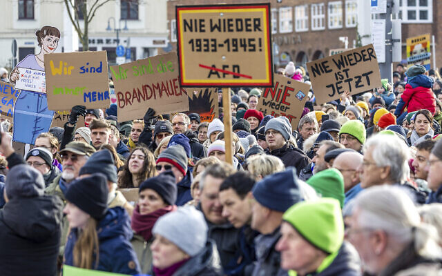 Des milliers de personnes se rassemblent pour manifester contre l'extrémisme de droite, à Cottbus, en Allemagne, le 21 janvier 2024. (Crédit : Frank Hammerschmidt/dpa via AP)