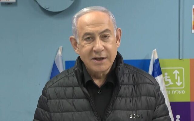 Le Premier ministre Benjamin Netanyahu fait une déclaration sur la mort de 21 soldats à Gaza, depuis un meeting à Ramat Korazim, dans le nord d'Israël, le 23 janvier 2024 (Crédit : Capture d'écran ; utilisée conformément à la clause 27a de la loi sur le droit d'auteur)