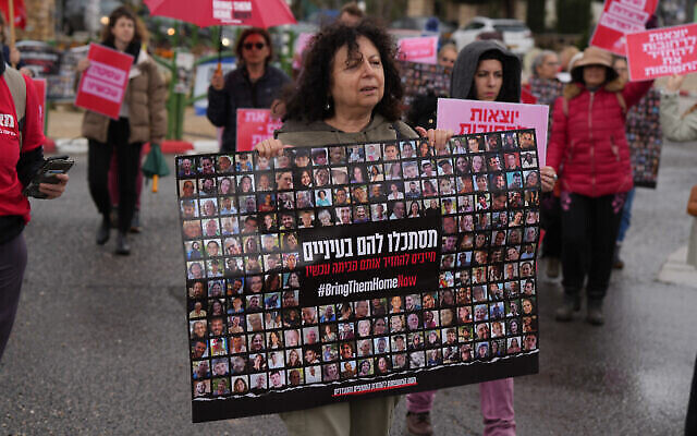 Des femmes manifestant pour la libération des otages israéliens détenus par les terroristes du Hamas à Gaza, à Rosh Pina, le 24 janvier 2024. (Crédit : Ayal Margolin/Flash90)