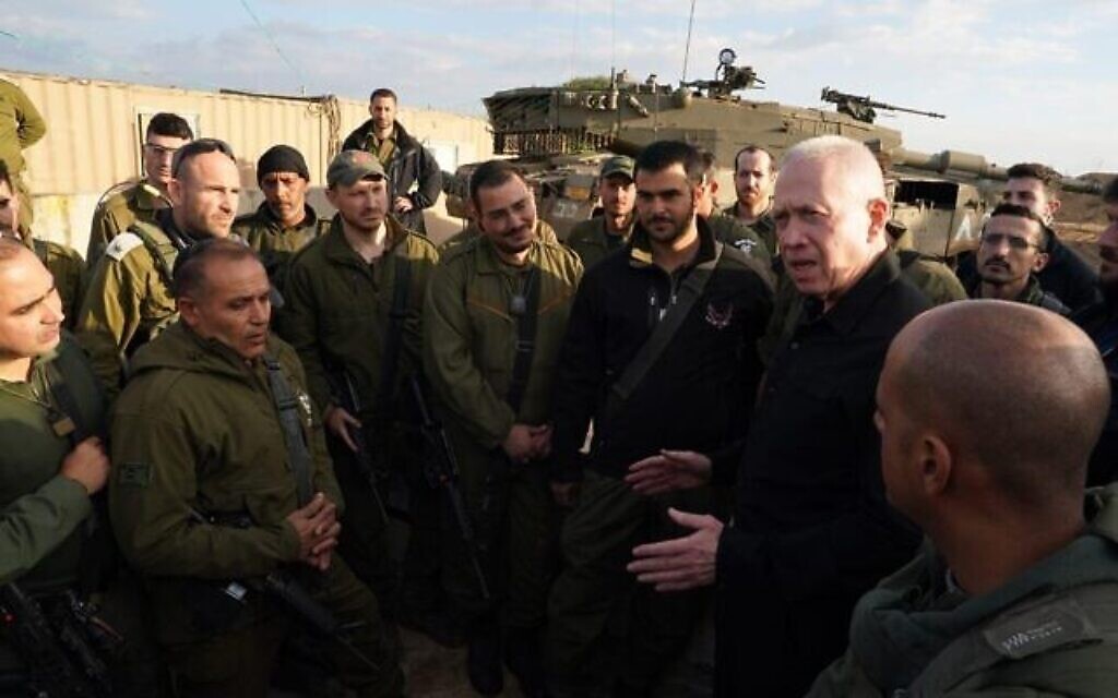 Le ministre de la Défense Yoav Gallant s'adresse à des troupes le long de la frontière avec Gaza, le 24 janvier 2024. (Crédit : Ariel Hermoni/Ministère de la Défense)