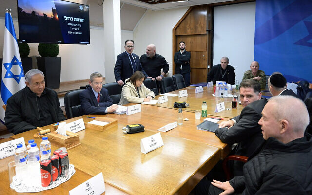 Le cabinet de guerre se réunit au quartier général militaire de Tsahal à Kirya, le 25 janvier 2024. (Crédit : Amos Ben-Gershom/GPO)