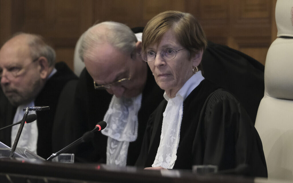 La présidente de la CIJ, la juge Joan Donoghue ouvre la session à la Cour internationale de justice, aux Pays-Bas, le 26 janvier 2024. (Crédit : Patrick Post/AP)
