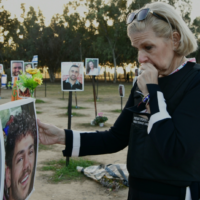 La présidente nationale de Hadassah, Carol Ann Schwartz, visite le site du massacre perpétré par le Hamas le 7 octobre 2023, sur le site du festival de musique Supernova, en janvier 2024. (Crédit : Avi Hayun)