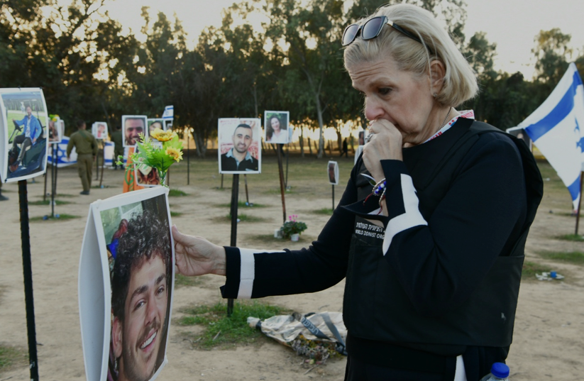 La présidente nationale de Hadassah, Carol Ann Schwartz, visite le site du massacre perpétré par le Hamas le 7 octobre 2023, sur le site du festival de musique Supernova, en janvier 2024. (Crédit : Avi Hayun)