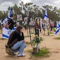 Des personnes visitent le site du massacre du festival de musique Supernova à Reim, près de la frontière entre Israël et Gaza, le 14 janvier 2024. (Crédit : Chaim Goldberg/Flash90)