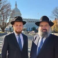Le rabbin Menachem Shemtov (à gauche), et son père, le rabbin Levi Shemtov, sur cette photo non datée devant le Capitole, aux États-Unis. (Crédit : Art Spack)