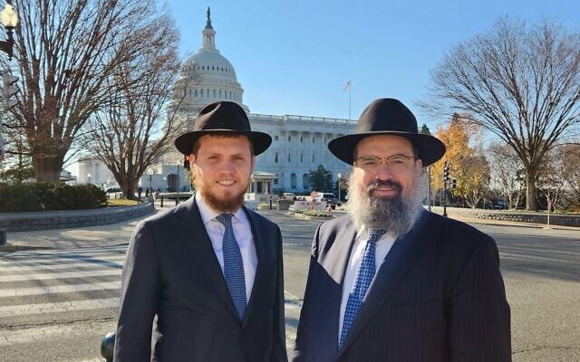 Le rabbin Menachem Shemtov (à gauche), et son père, le rabbin Levi Shemtov, sur cette photo non datée devant le Capitole, aux États-Unis. (Crédit : Art Spack)