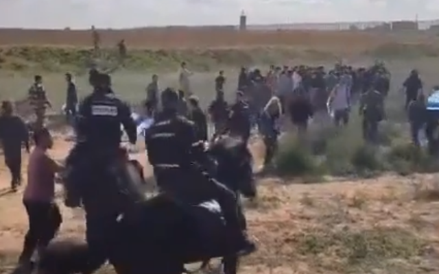 Arrestation de manifestants lors d'affrontements avec la police israélienne à Kerem Shalom au sujet de l'aide à Gaza. (Crédit : X ; utilisé conformément à l'article 27a de la loi sur le droit d'auteur)