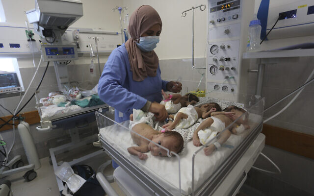 Une infirmière s'occupe de bébés palestiniens nés prématurément qui ont été amenés de l'hôpital Shifa de la ville de Gaza à l'hôpital de Rafah, au sud de Gaza, le 19 novembre 2023. (Crédit : AP Photo/Hatem Ali)