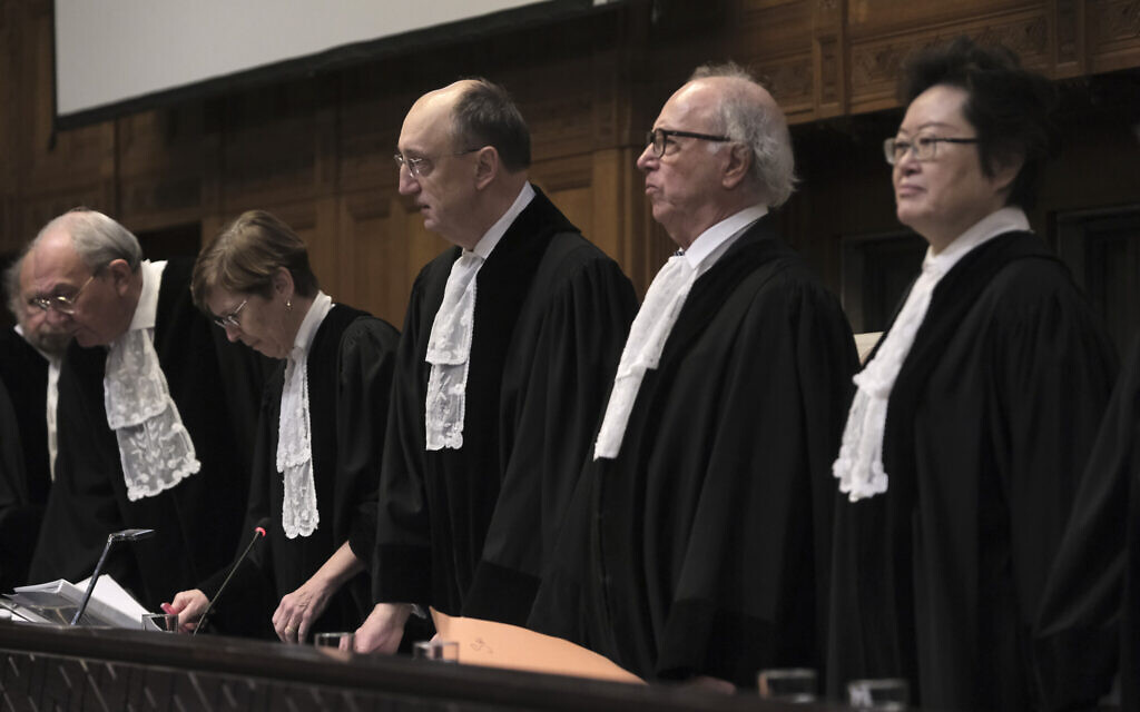 Les juges de la Cour internationale de Justice, au deuxième jour du procès intenté contre Israël par l’Afrique du Sud, à la Haye (Pays-Bas), le 12 janvier 2024. (Crédit : AP / Patrick Post)