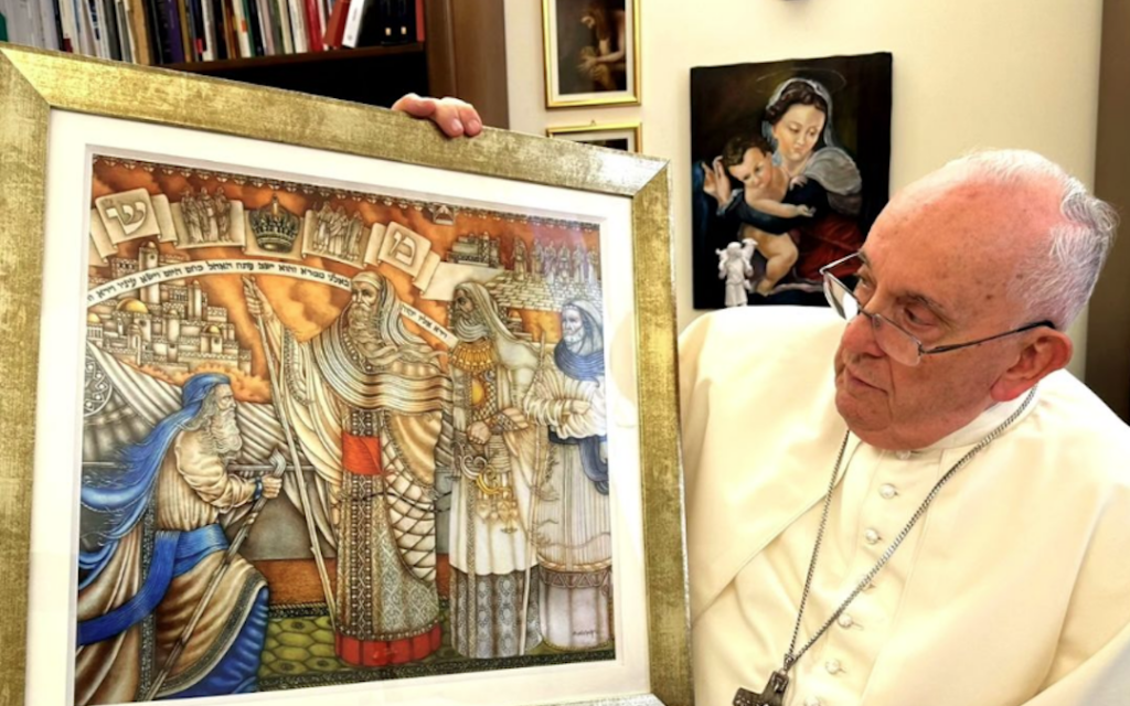 Mauricio Avayu offrant l'une de ses peintures de la Torah au pape François. (Crédit : Avayu via JTA)