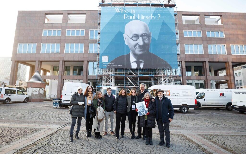 Les descendants de Paul Hirsch commémorent l'ancien maire allemand à Dortmund, le 30 novembre 2023. (Crédit : Combat Antisemitism Movement via JTA)
