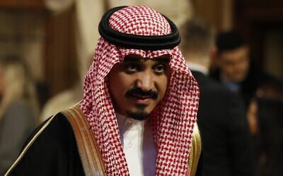 L'ambassadeur saoudien au Parlement britannique Khalid ben Bandar ben Sultan al-Saud marchant dans les Chambres du Parlement, à Londres, le 19 décembre 2019. (Crédit : Adrian Dennis/POOL/AFP)