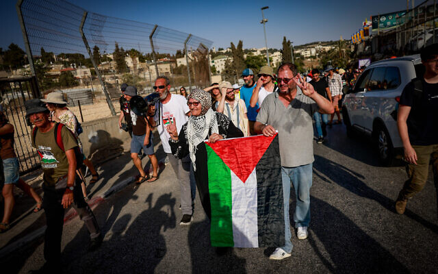 Le député Ofer Cassif, des Palestiniens et des militants de gauche protestent contre l'expulsion de familles palestiniennes de leurs maisons dans le quartier de Sheikh Jarrah à Jérusalem-Est, le 8 septembre 2023. (Crédit : Chaim Goldberg/Flash90)